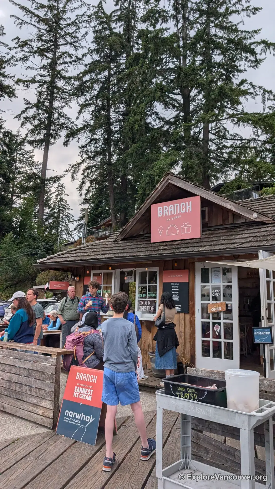 Interior view of Brunch on Bowen restaurant in Snug Cove