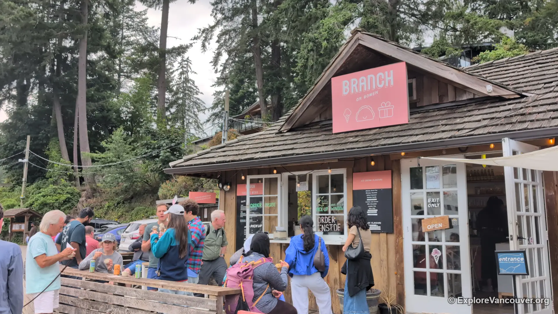Brunch on Bowen restaurant near the Snug Cove pier