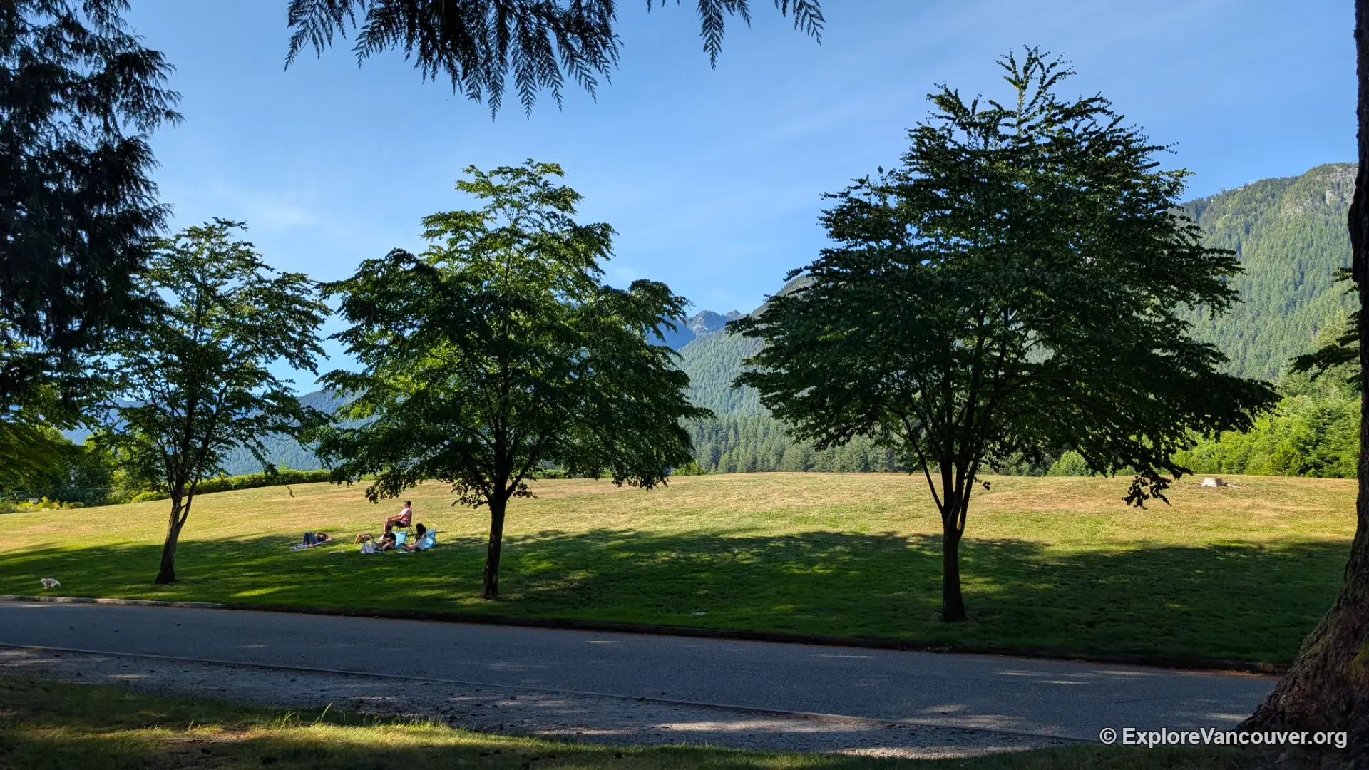 Path through Cleveland Park North Vancouver